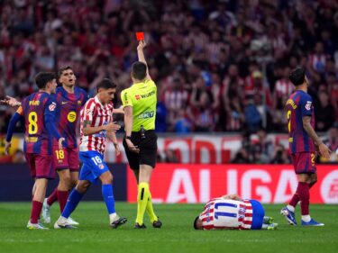 أتلتيكو مدريد يعترض على تحكيم مباراة برشلونة ويصفه بالتحيز الواضح