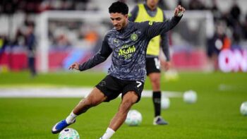 برشلونة يتخلى عن مهاجمه لإتمام انتقال مرموش