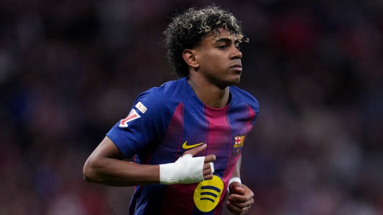 هانسي فليك يشرح رد فعل لامين يامال الغاضب بعد فوز برشلونة على أتلتيكو مدريد بهدف روبرت ليفاندوفسكي في الدقائق الأخيرة | العربية Goal.com